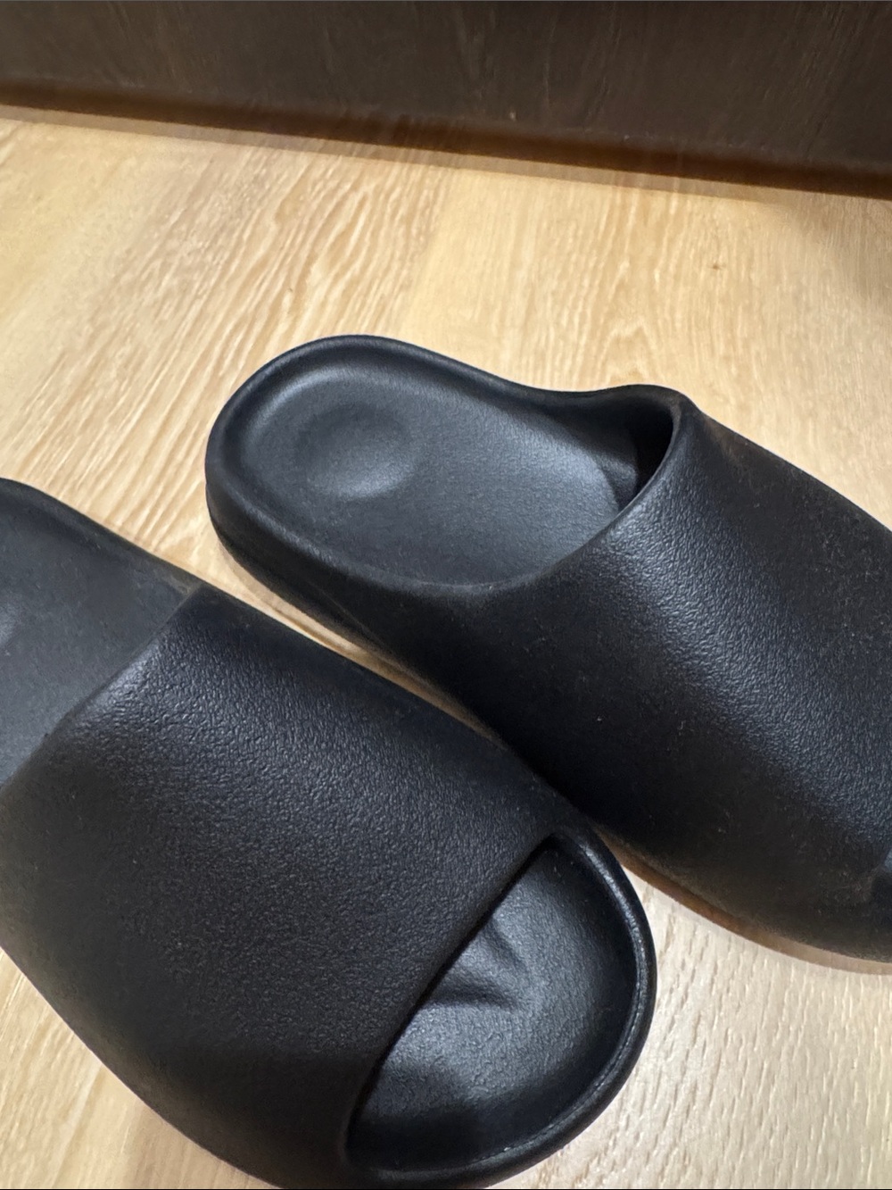 YEEZY’s YS 01 Black Slides - Picture 2 of 5